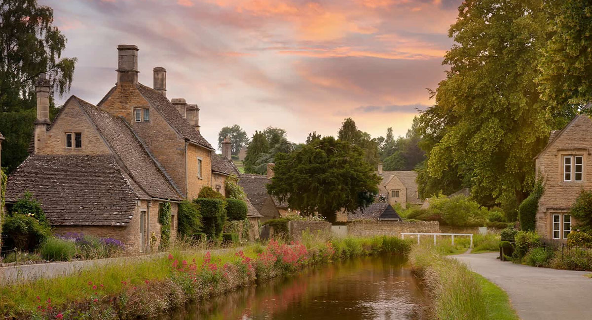 have-festive-fun-in-a-cottage-in-the-cotswolds